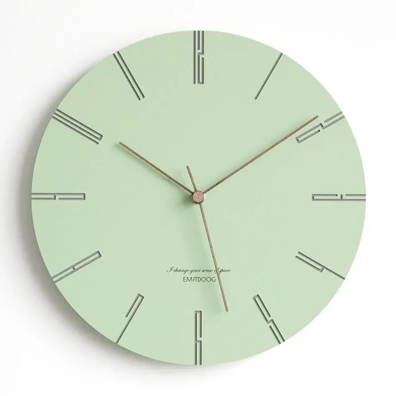 Skandinavische Wanduhr in Pastellgrün leise