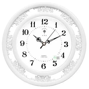 Weiße Vintage Wanduhr mit barocken Ornamenten