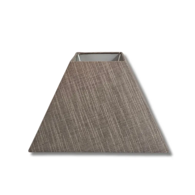 Brauner quadratischer Lampenschirm aus grob gewebtem Wildseiden‑Stoff; Vorderansicht, obere Öffnung 11×11 cm, untere 25×25 cm, Innenfutter in Weiß.Artikelnummer 30425-636