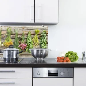 Küchenwand mit frischen Kräutern und Gemüse, Holzdesign.