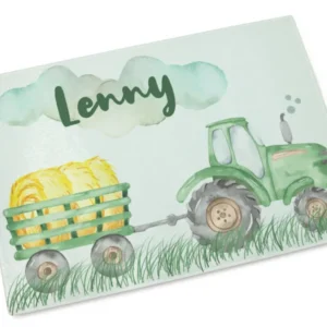 Grüner Traktor mit Heuwagen und Namen "Lenny" in Wolken.