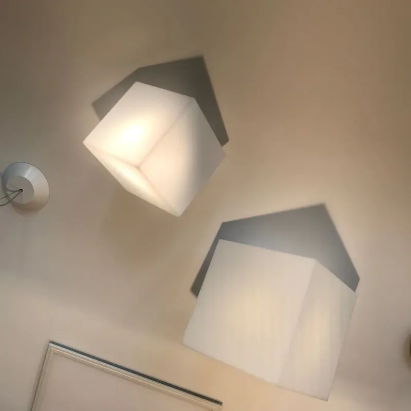 Artemide Edge Wand- oder Deckenlampe Würfel, weiße Designleuchte von Alessandro Mendini an Wand und Decke