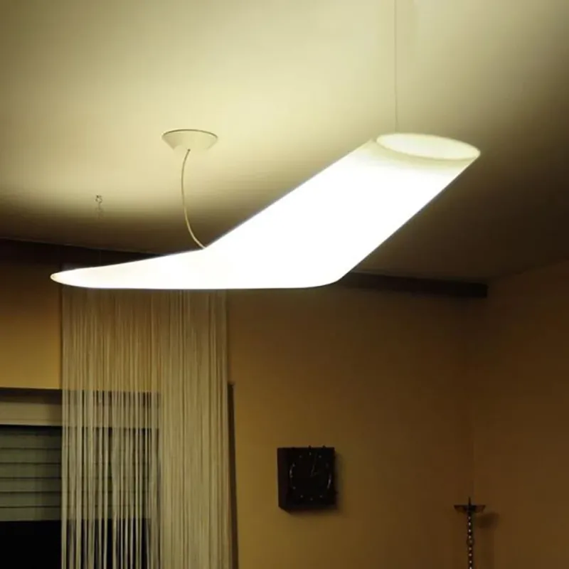 Artemide Mouette LED-Pendelleuchte asymmetrisch in Weiß, moderne Designleuchte mit asymmetrischer Form, an der Decke montiert