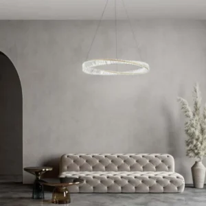 Aurelia LED Pendelleuchte Ø 80cm 3500K in Gold mit Kristallstäben über modernem Sofa