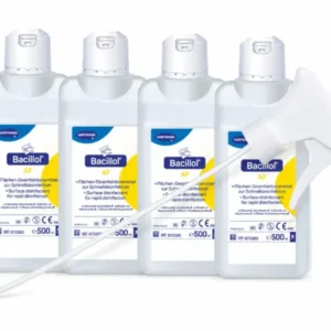 Vier Bacillol AF 500-ml-Flaschen nebeneinander mit separatem weißem Sprühkopf auf weißem Hintergrund.