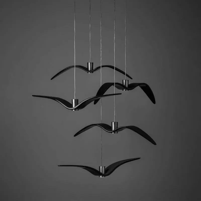 Brokis Hängeleuchte Night Birds senkrechte Flügel 61cm in schwarzem Design.