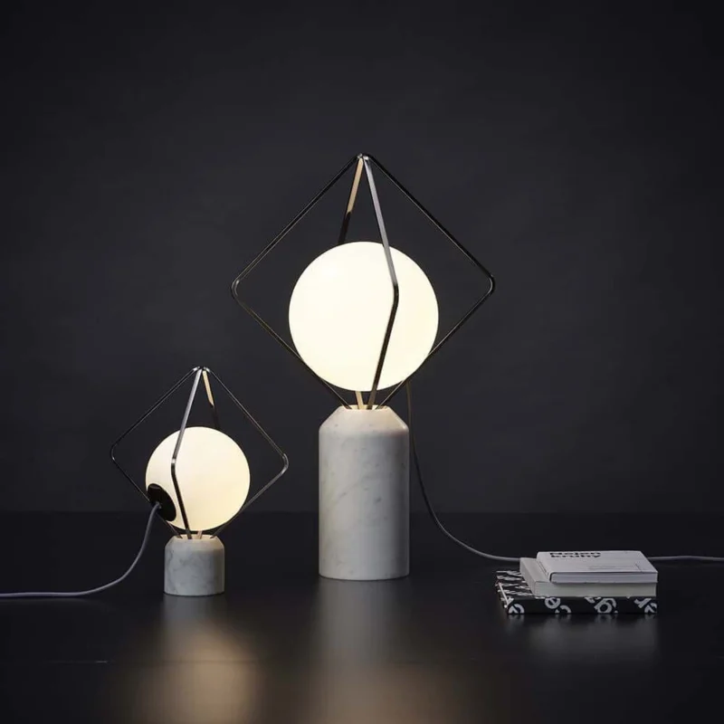 Brokis Tischlampe Jack O`Lantern Large mit Marmor- und Metallrahmen auf dunklem Hintergrund.