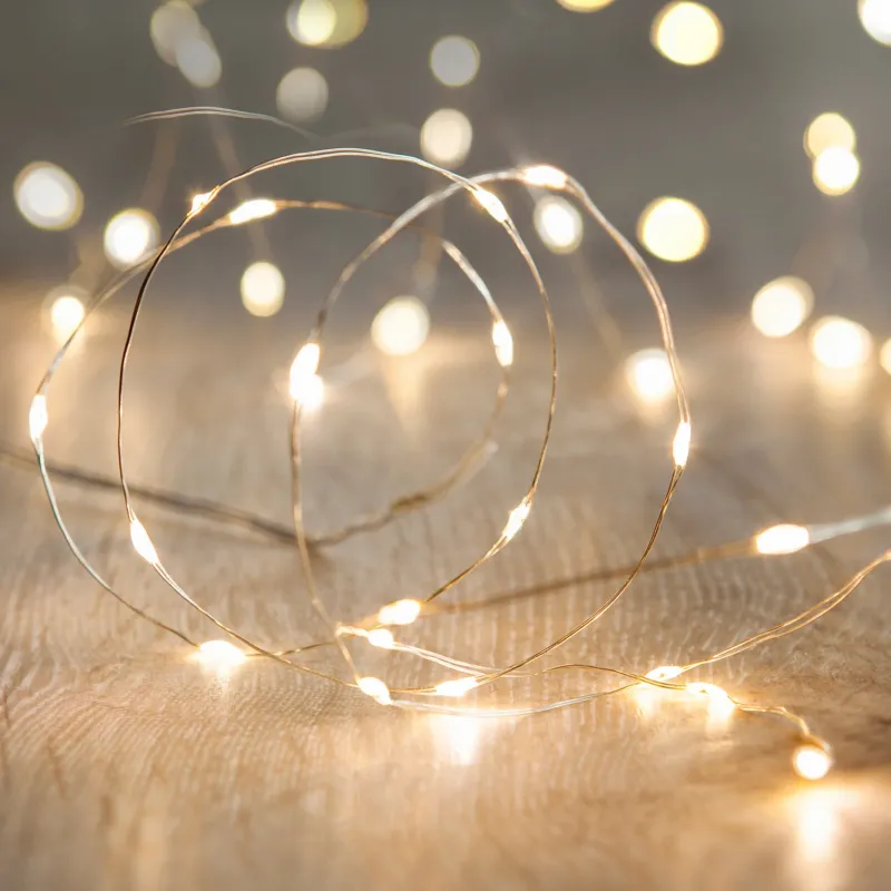 Batteriebetriebene 50er Mikro-LED-Lichterkette in Warmweiß für Innen & Außen