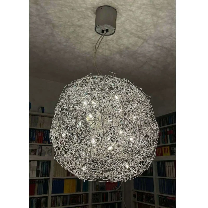Catellani & Smith Fil de Fer LED Hängelampe Drahtgeflecht Dimmbar in modernem Raum, mit warmem Licht.