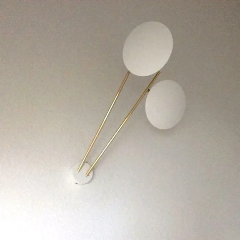 Catellani & Smith Lederam C2 LED Wand & Deckenleuchte mit eleganten, sanften Linien und warmen Farbtönen.