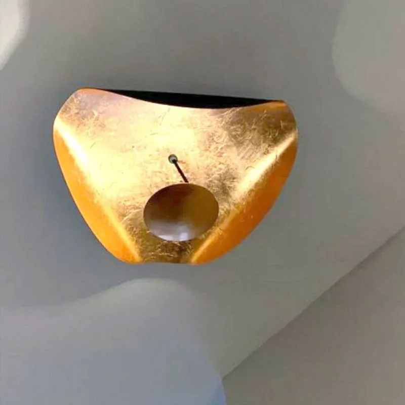 Catellani & Smith Lederam Manta CWS1 LED Wand- & Deckenlampe in goldener Ausführung an der Decke