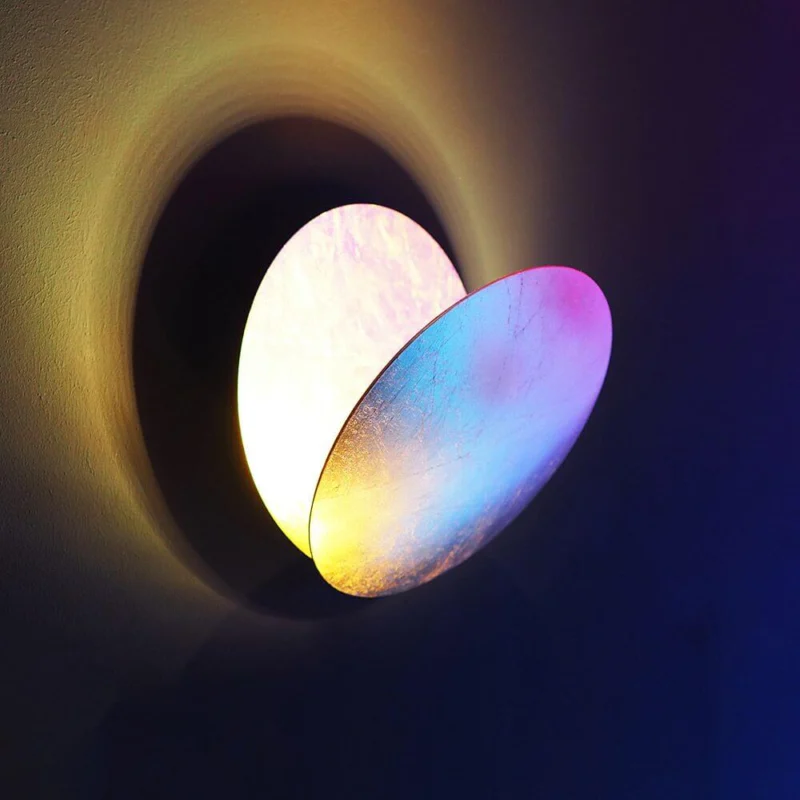Catellani & Smith Lederam W1 25 LED Wandleuchte mit sanften Farbnuancen und elegantem Design.