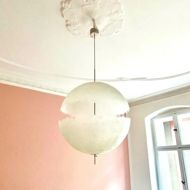 Catellani & Smith PostKrisi 66 LED Hängeleuchte, kugelförmig, Ø 60cm, Milchglas, an Decke montiert