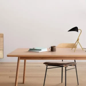 Cork Tischleuchte Schwarz, Gold von Nova Luce auf modernem Holztisch im Esszimmer