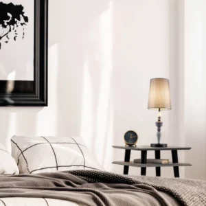 Damo Tischleuchte Ø 22cm Grau, Braun von NOVA LUCE auf Nachttisch im klassischen Wohnzimmerdesign.