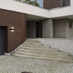 Darf LED Außenwandleuchte Up & Down 3000K Schwarz IP54 an moderner Hausfassade mit warmem Licht