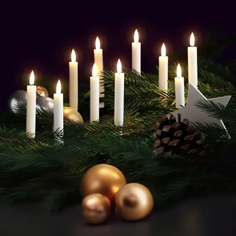 LED Stabkerzen mit 3D-Flamme auf Tannenzweigen, goldene Kugeln und Weihnachtsdeko