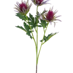 Die künstliche Astdistel 67 cm lila hat einen einzelnen Stiel mit drei stacheligen, lila distelähnlichen Blüten und unregelmäßigen grünen Blättern vor einem weißen Hintergrund.
