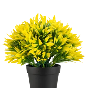 Die Kunstpflanze Gelbe Sonne im Topf UV 22 cm hat einen schwarzen Blumentopf mit einer dichten, künstlichen Pflanze mit spitzen gelben und grünen Blättern, perfekt, um jeden Raum aufzuhellen.