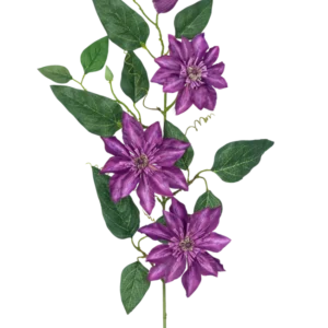 Die Kunstblume Clematis groß 81 cm lila hat drei große lila Blüten, grüne Blätter, lockige Ranken und eine geschlossene Knospe an einem einzelnen Stiel vor einem weißen Hintergrund.