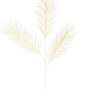 Der künstliche Zweigfarn groß 101 cm weiß hat ein zartes, hellgelbes Palmenblatt mit drei verzweigten Blättern vor einem schlichten weißen Hintergrund.