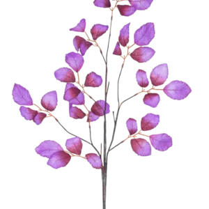 Der künstliche Zweig Apfelblatt 90 cm lila hat einen schlanken, verzweigten Stiel mit mehreren Zweigen, die mit leuchtend violetten Blättern geschmückt sind und sich vor einem weißen Hintergrund präsentieren.