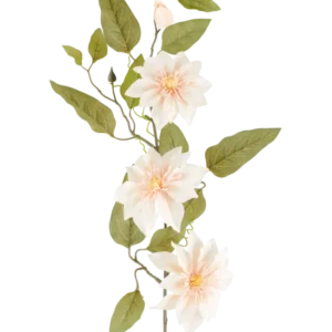 Eine detaillierte Kunstblumen-Clematis von 81 cm in der Farbe „Old Cream“ besteht aus drei hellrosa Blüten, verschiedenen grünen Blättern und einigen Knospen vor einem schlichten weißen Hintergrund.