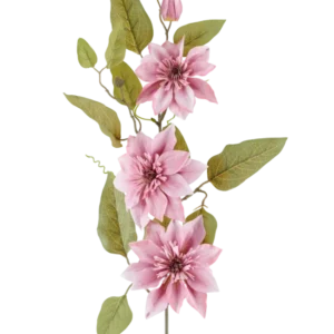 Ein Stiel der Kunstblume Clematis 81 cm altrosa, mit drei altrosa Clematisblüten, einer geschlossenen rosa Knospe und mehreren grünen Blättern, vor einem weißen Hintergrund.
