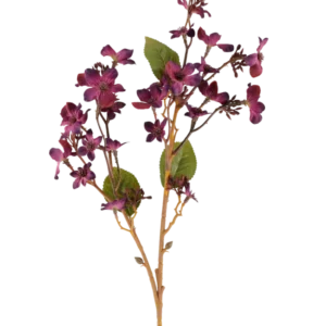 Eine künstliche Blume Vernicia Fordii von 63 cm in Burgunderrot, mit Büscheln kleiner, dunkelvioletter Blüten und grünen Blättern auf schlanken, hellbraunen Stielen, dargestellt vor einem weißen Hintergrund.