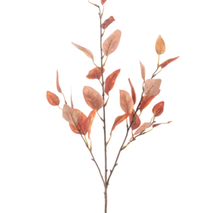 Eine einzelne künstliche Eukalyptusblume 104 cm mit mehreren dünnen Stielen und ovalen roten Herbstblättern vor einem schlichten weißen Hintergrund.