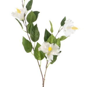 Die Kunstblume Hibiskus 89 cm creme hat einen Zweig mit grünen Blättern und drei cremefarbenen Hibiskusblüten mit gelben Staubgefäßen vor einem schlichten weißen Hintergrund.