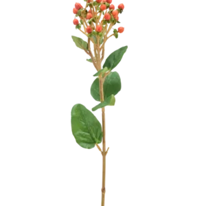 Eine einzelne künstliche Hypericum-Blume von 65 cm mit Büscheln kleiner orange/roter Beeren und grünen Blättern vor einem hellen Hintergrund.