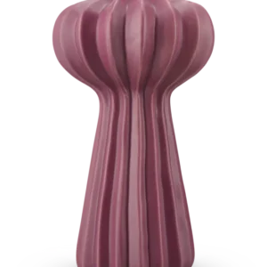 Die Vase Morning Dawdrop 25 cm lila ist eine hohe, skulpturale Vase mit einer matten, tiefvioletten Oberfläche, vertikalen Rillen und einer bauchigen Oberseite, die sich zu einer schlanken Basis hin verjüngt, vor einem schlichten weißen Hintergrund.