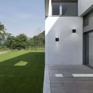 Epic LED Außenwandleuchte Cube 3000K IP54 moderne Außenwandleuchte an weißer Hauswand