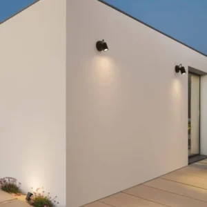 Fend LED Außenwandleuchte Base Hoch 3000K Schwarz IP65 an moderner Fassade mit warmweißem Licht