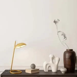 Flute LED Tischleuchte H 53cm 3000K, goldene Tischlampe mit modernem Design auf Sideboard