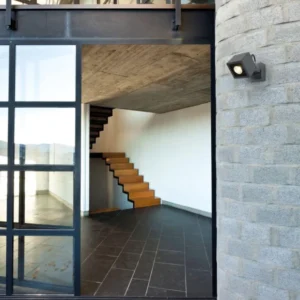 Focus LED Außenwandleuchte Quadratisch 3000K Dunkelgrau IP54 an moderner Hausfassade