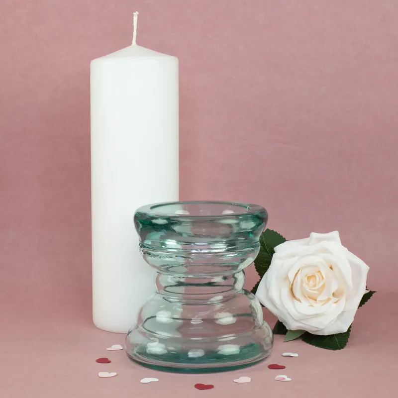 Glas Kerzenhalter mit weißer Stumpenkerze und Rose als stilvolle Tischdekoration