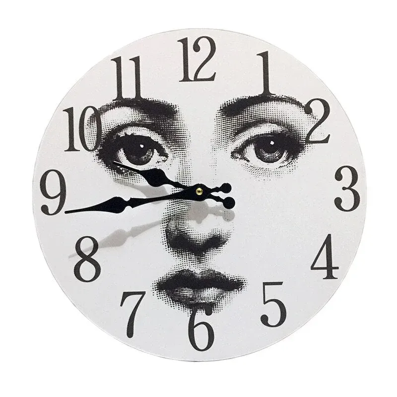 Design Wanduhr Vintage mit Frauengesicht
