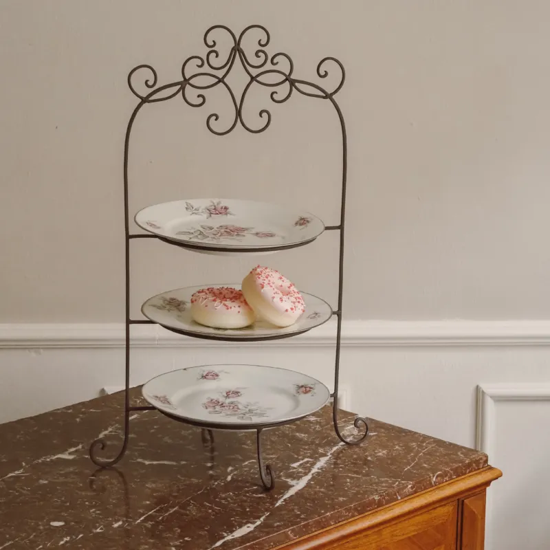 Etagere Dreistufig · Geschwungenes Schnörkelgestell aus Eisen im Historismus-Stil