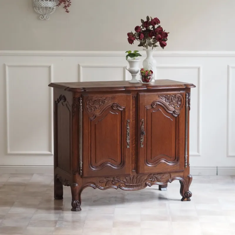 Französische Anrichte aus massiver Eiche im Louis-XV-Stil