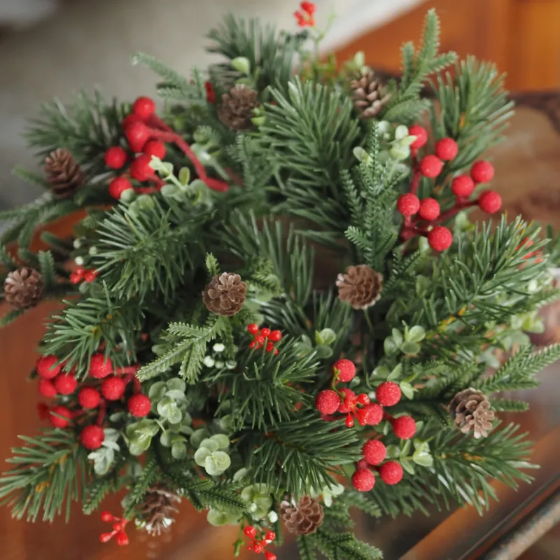 Beerenkranz Grün-Rot · Winterkranz mit roten Beeren und Zapfen, Ø 26 cm