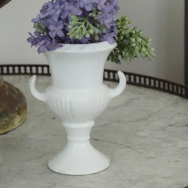 Blumenvase Steingut Weiß · Medici-Form mit Henkeln, wohl Mitte 20. Jahrhundert