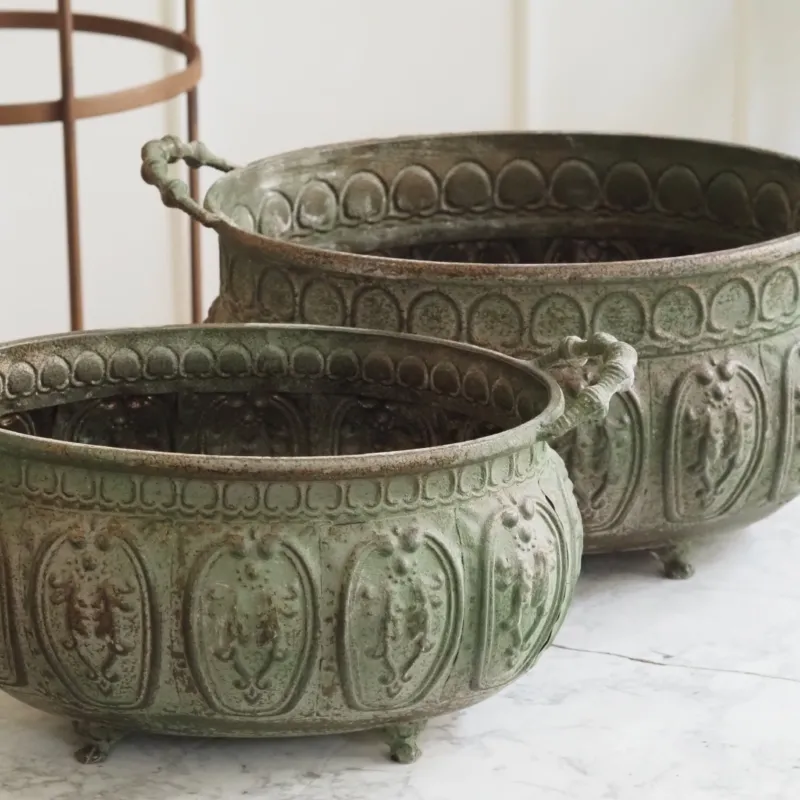 Blumentopf 2er Set aus Metall · historisierende Gartenform mit Patina