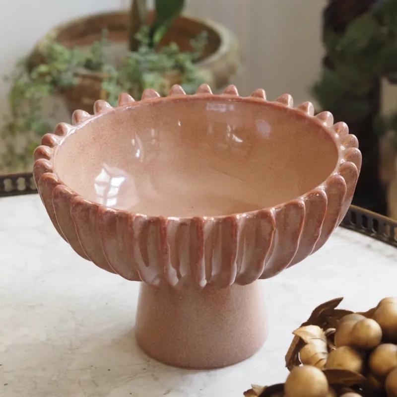 Keramikschale auf Fuß · blütenförmige Form in Rosé-Beige