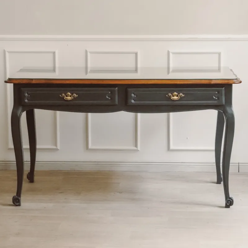 Schreibtisch Louis XV Stil um 1950 – Eiche mit schwarz lackiertem Gestell und Glasplatte