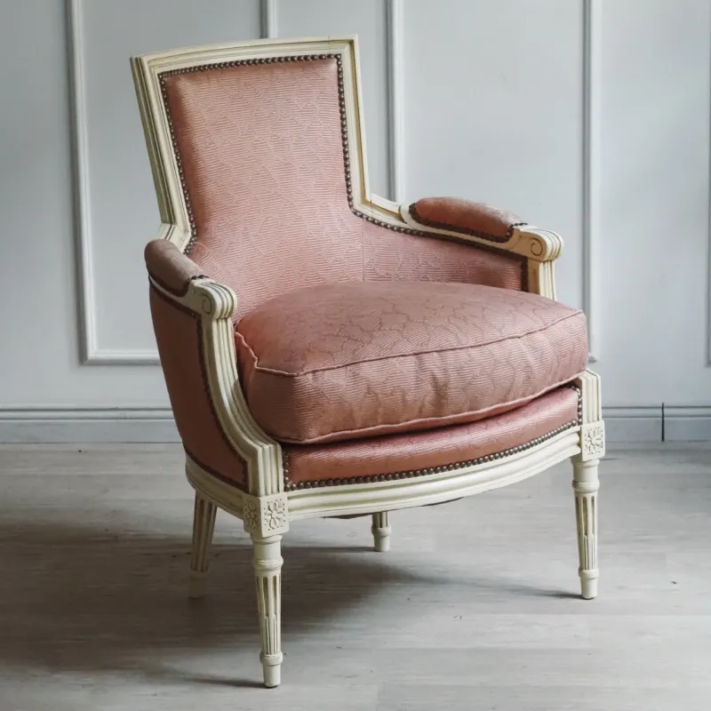 Bergère Louis XVI Stil – weiß lackierter Sessel, Frankreich, Mitte 20. Jahrhundert