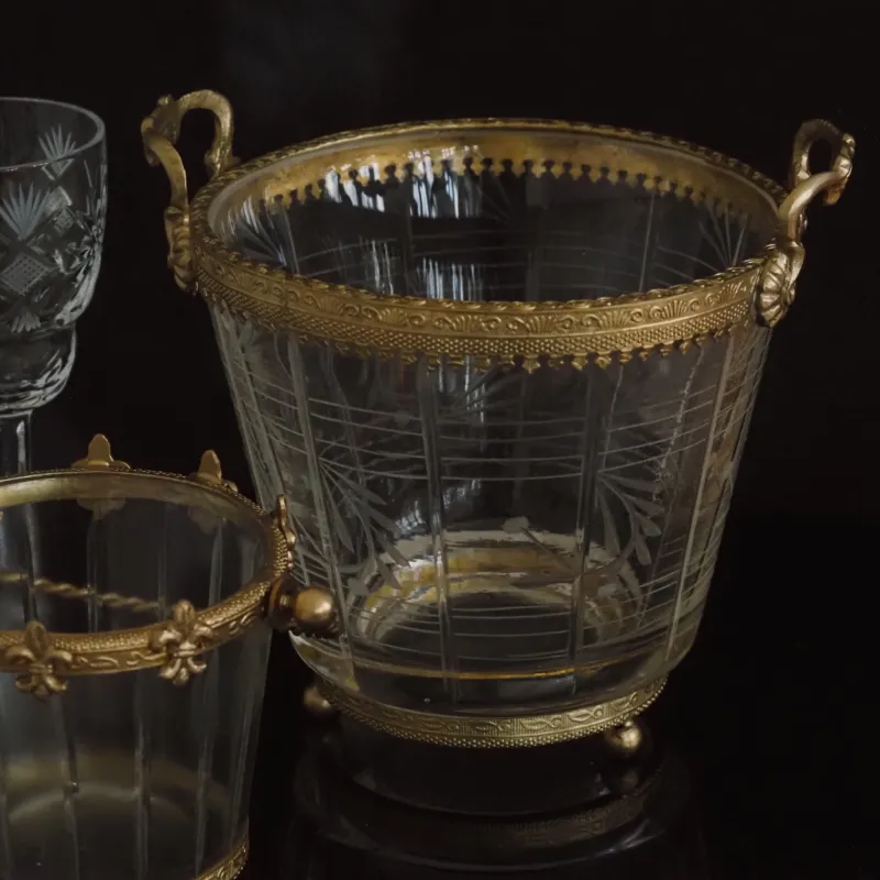 Glasschale mit Metallrand und Griffen · floral geschliffen · historisierend
