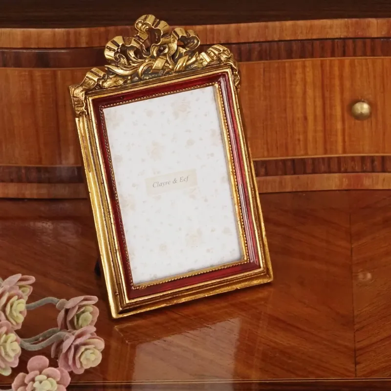 Bilderrahmen Rot-Gold · Louis-XVI-Rahmen mit Schleifenbekrönung, Format 6 × 9