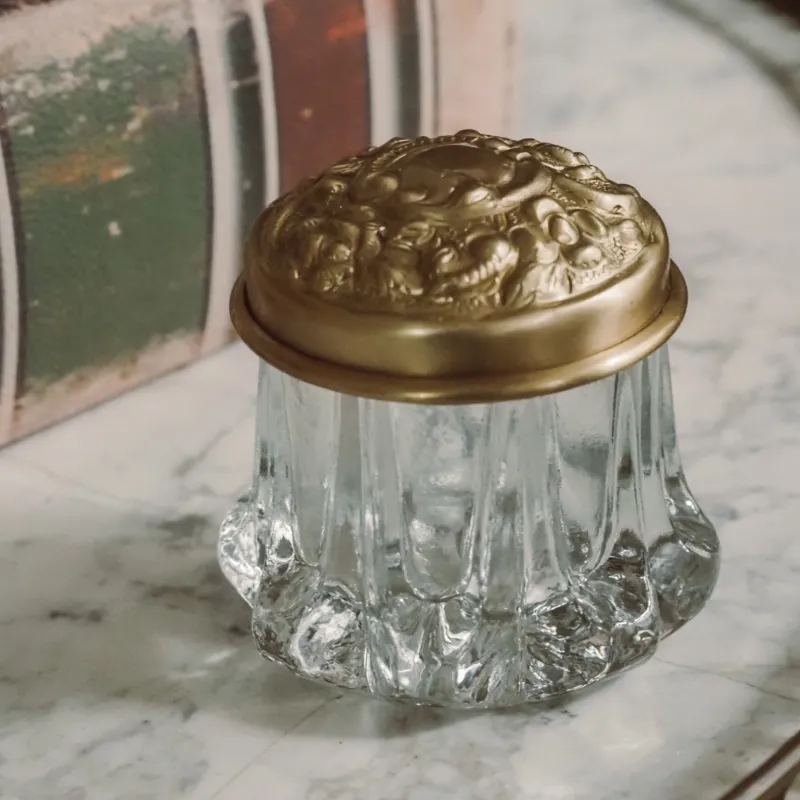 Aufbewahrungsdose aus Glas mit Messingdeckel · historistisch inspiriert